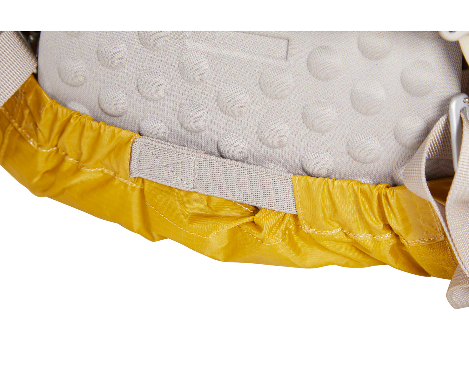 nordisk-yggdrasil-raincover-regenh-lle-tasche-mustard-yellow-reflektierende-logo image 3