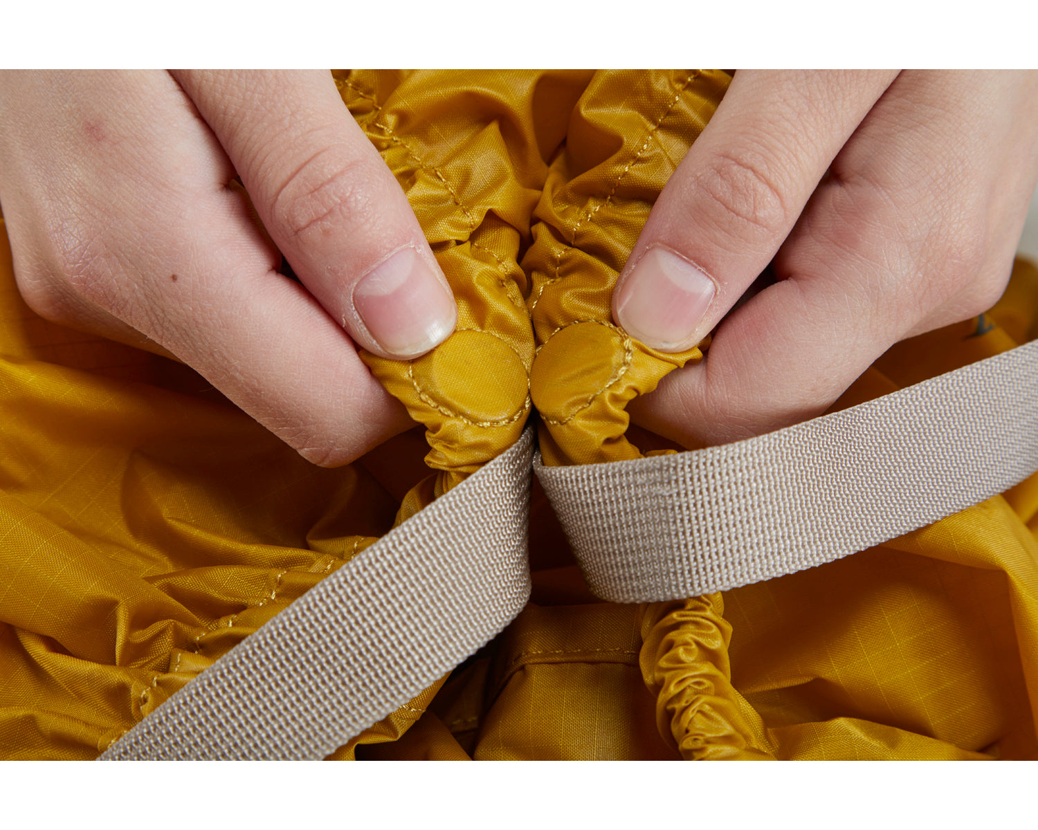 nordisk-yggdrasil-raincover-regenh-lle-tasche-mustard-yellow-reflektierende-logo image 4