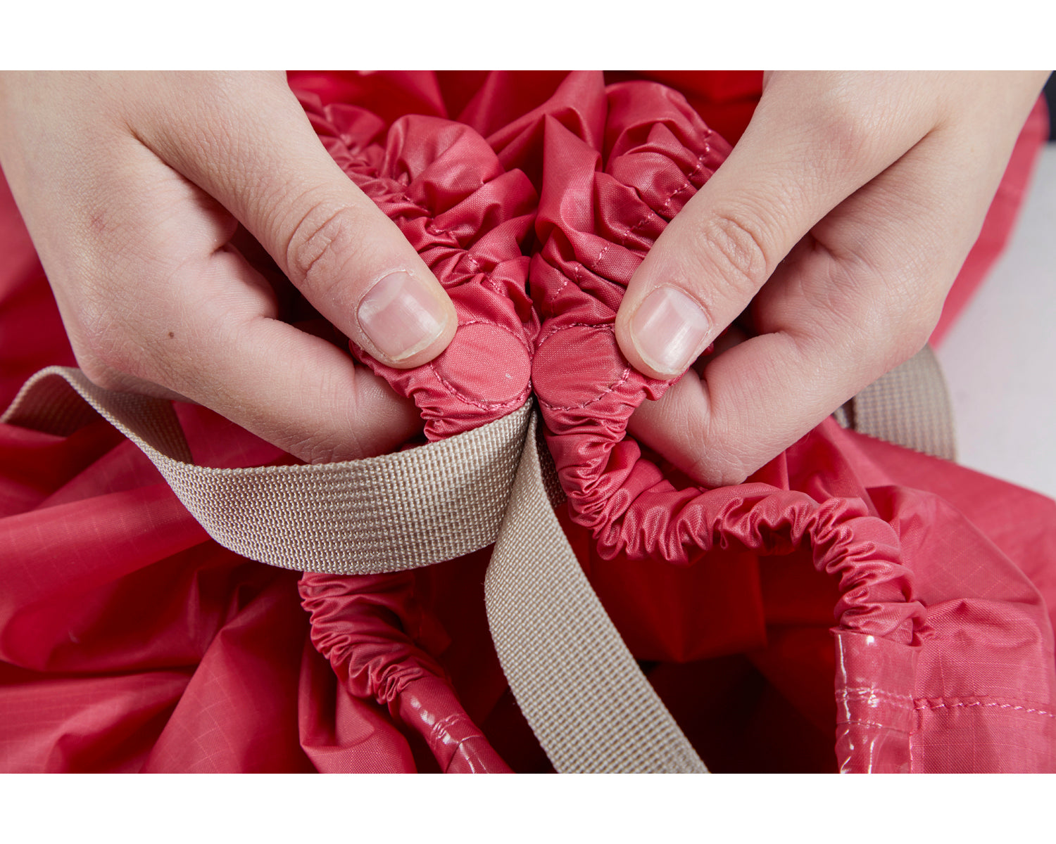 nordisk-yggdrasil-raincover-azalea-cherry-pink-regenh-lle-mit-tragefunktion image 4