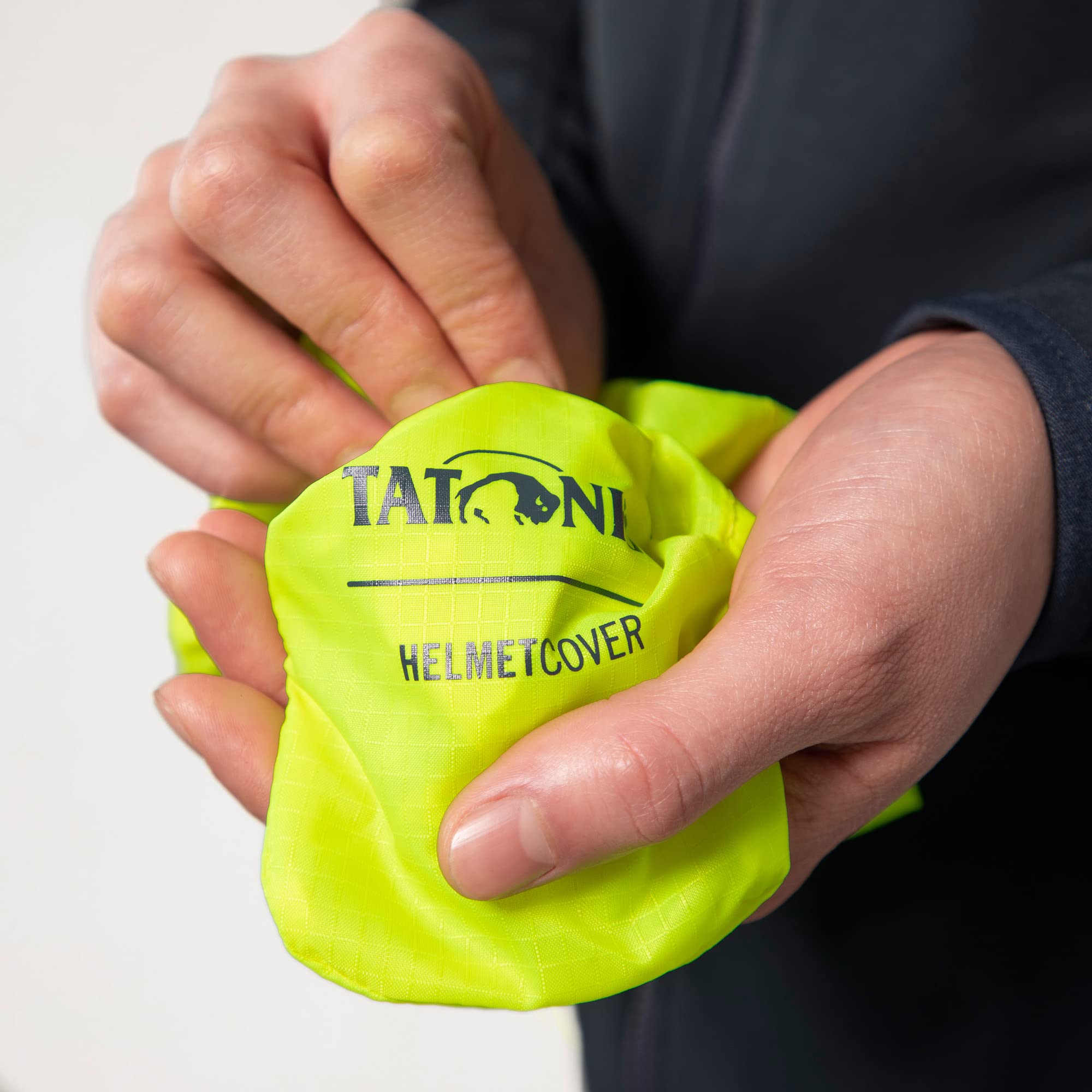 tatonka-helmet-cover-neongelb-m-l-regen-berzug-fahrradhelm image 4